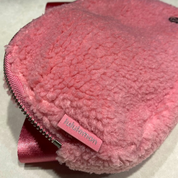New lululemon Everywhere Belt Bag 1L Fleece with tags pink & shopping bag⭐️⭐️⭐️ - Picture 14 of 17